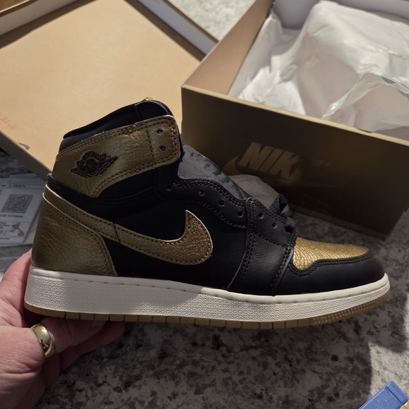 New In Box Air Jordan 1 Retro High OG Black and Gold Men's And Women Shoes - Picture 3 of 11